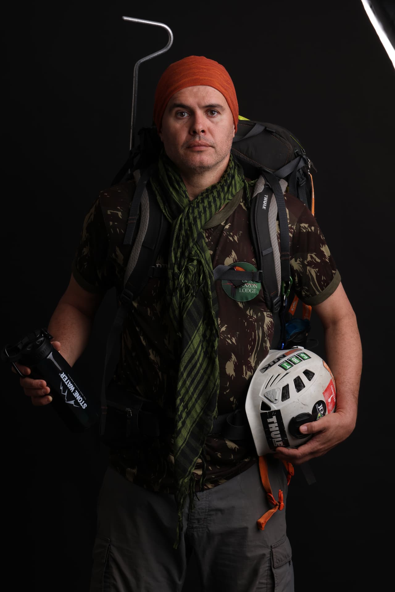 Priante Guia com equipamento de montanhismo em estúdio